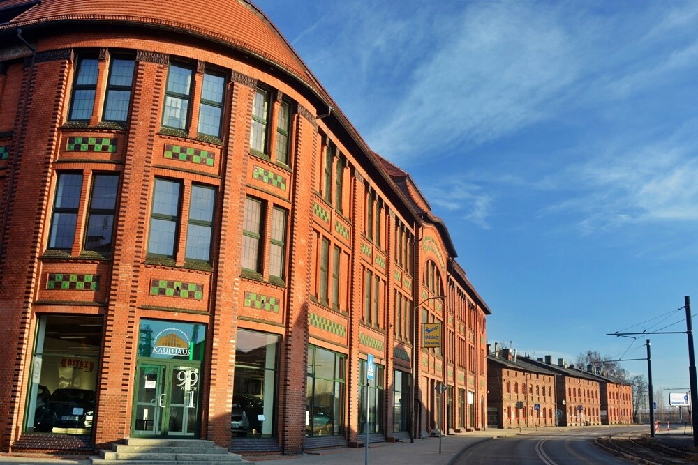 Słoneczny niedzielny dzień może być dobrą okazją na spacer po Rudzie Śląskiej. Polecamy zatrzymać się chwilę dłużej przy budynku Kaufhaus, który znajduje się na osiedlu o tej samej nazwie przy ul. Niedurnego.

fot. Jacek Knapik / Zabytkowa Ruda