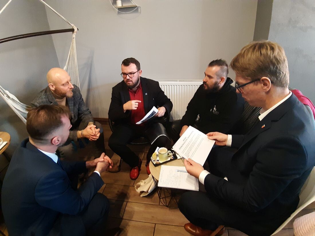 22 listopada ubiegłego roku Daniel Beger został zaprzysiężony na prezydenta Świętochłowic. Dzisiaj, w pierwszą rocznicę zarządzania miastem, prezydent zaprosił mieszkańców do na "kawa i maszket" do niewielkiej kawiarenki w centrum miasta, aby w kameralnej atmosferze i bezpośrednio porozmawiać o tym, co dzieje się, a także co powinno się dziać, w Świętochłowicach.