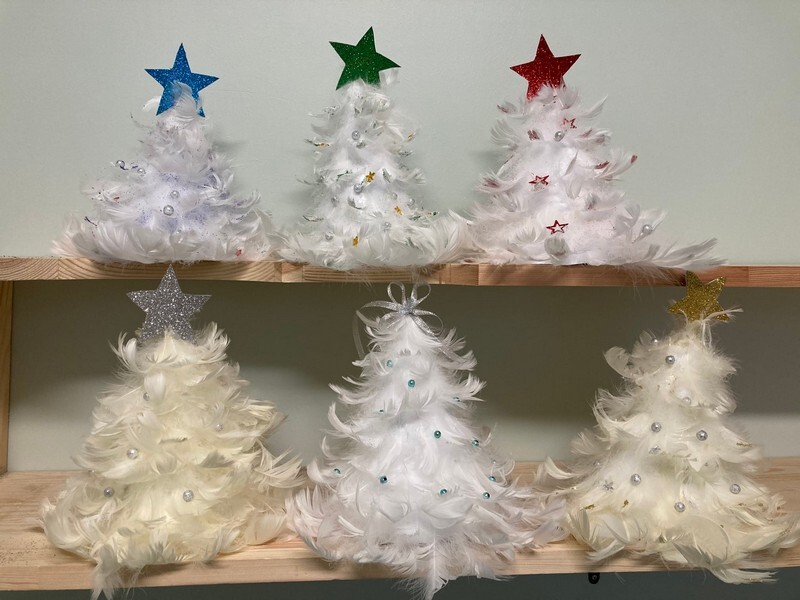 Święta Bożego Narodzenia zbliżają się wielkimi krokami, a w Szpitalu Miejskim w Rudzie Śląskiej odbywa się tradycyjny kiermasz bożonarodzeniowy. Jednakże w tym roku z uwagi na sytuację epidemiologiczną został on przeniesiony do Internetu. Jak zawsze, podczas szpitalnego jarmarku można nabyć wyjątkowe prace wykonane przez pacjentów Oddziału Psychiatrii Dziennej i Psychiatrii Ogólnej Szpitala Miejskiego, które wykonali w ramach prowadzonych zajęć terapeutycznych. Przygotowali oni m.in. bombki, stroiki, choinki ozdobne i kartki świąteczne. Zapraszamy do obejrzenia galerii.