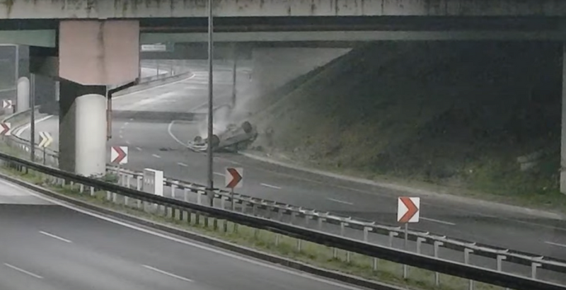 Kierowca dachował na "zakręcie mistrzów", po czym oddalił się z miejsca zdarzenia