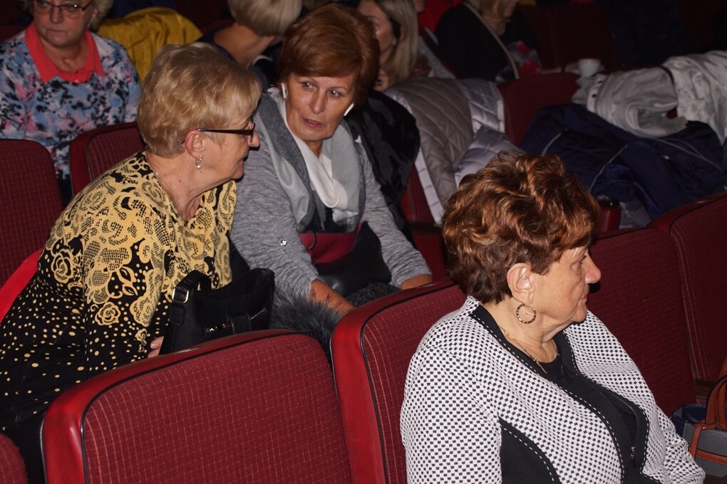 W kinie Patria w piątkowe popołudnie panie znów spędzały miło czas podczas zabiegów, degustacji i pokazów poprzedzających emisję filmu. Tym razem edukowano także na temat profilaktyki raka piersi.