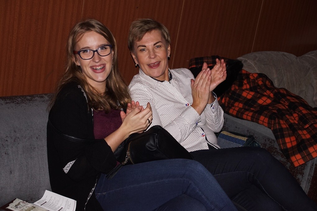 W kinie Patria w piątkowe popołudnie panie znów spędzały miło czas podczas zabiegów, degustacji i pokazów poprzedzających emisję filmu. Tym razem edukowano także na temat profilaktyki raka piersi.