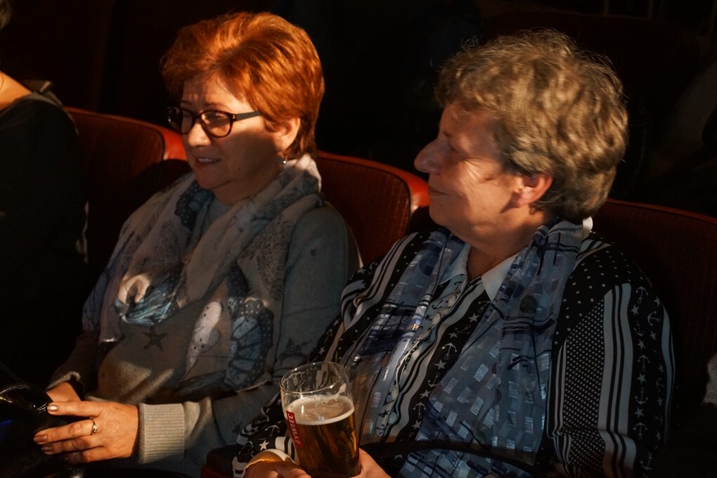 W kinie Patria w piątkowe popołudnie panie znów spędzały miło czas podczas zabiegów, degustacji i pokazów poprzedzających emisję filmu. Tym razem edukowano także na temat profilaktyki raka piersi.