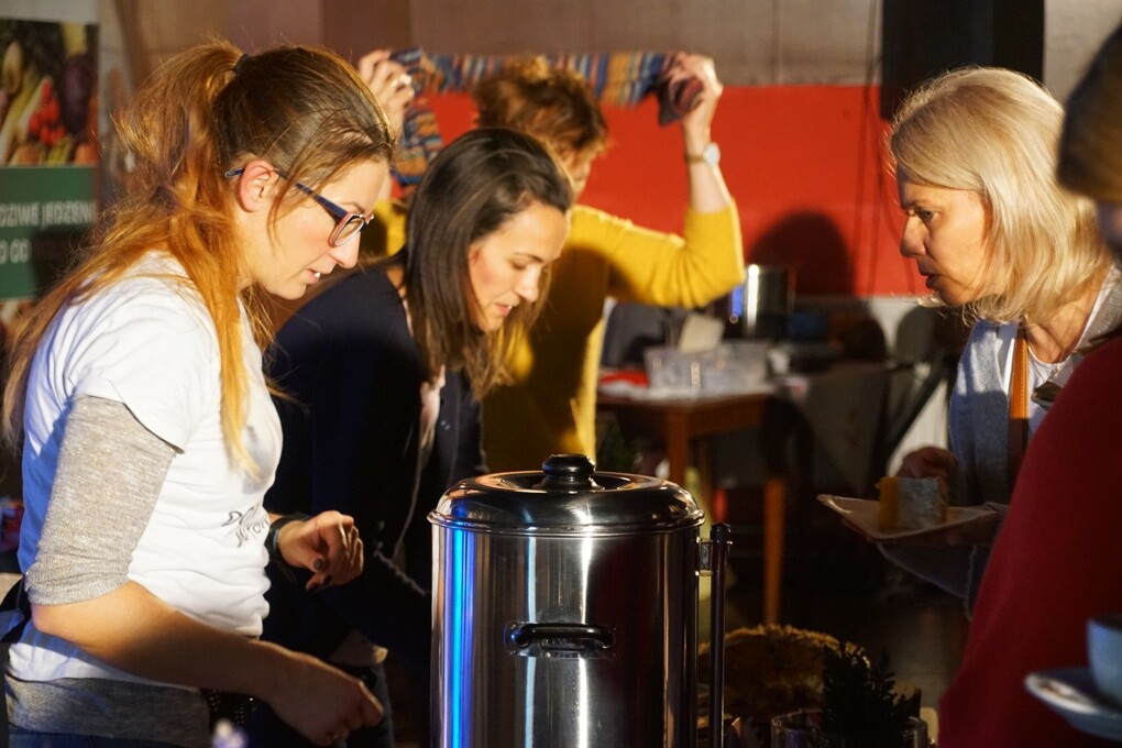 W kinie Patria w piątkowe popołudnie panie znów spędzały miło czas podczas zabiegów, degustacji i pokazów poprzedzających emisję filmu. Tym razem edukowano także na temat profilaktyki raka piersi.