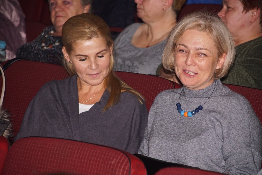 W kinie Patria w piątkowe popołudnie panie znów spędzały miło czas podczas zabiegów, degustacji i pokazów poprzedzających emisję filmu. Tym razem edukowano także na temat profilaktyki raka piersi.