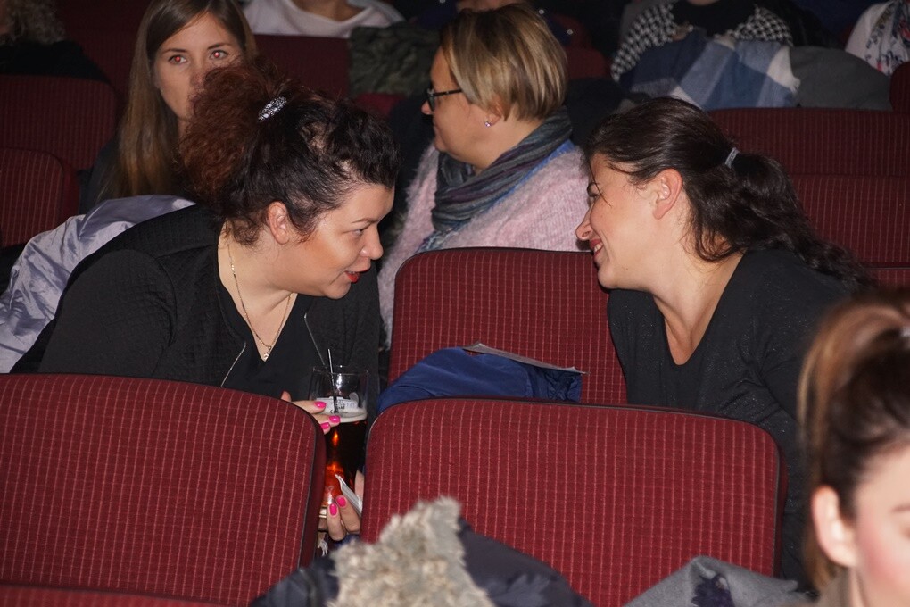 W kinie Patria w piątkowe popołudnie panie znów spędzały miło czas podczas zabiegów, degustacji i pokazów poprzedzających emisję filmu. Tym razem edukowano także na temat profilaktyki raka piersi.