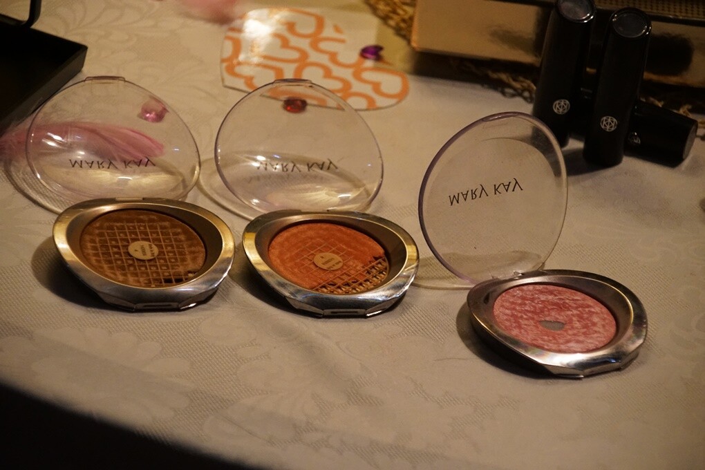 W kinie Patria w piątkowe popołudnie panie znów spędzały miło czas podczas zabiegów, degustacji i pokazów poprzedzających emisję filmu. Tym razem edukowano także na temat profilaktyki raka piersi.