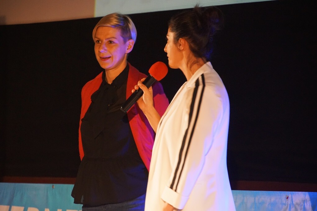 W kinie Patria w piątkowe popołudnie panie znów spędzały miło czas podczas zabiegów, degustacji i pokazów poprzedzających emisję filmu. Tym razem edukowano także na temat profilaktyki raka piersi.