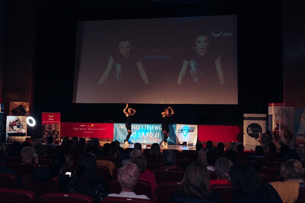 "Kino dla Kobiet", jak zawsze dostarczyło rudziankom wielu atrakcji. Po męczącym tygodniu pracy panie mogły się odprężyć i zrelaksować, zasięgnąć porad kosmetycznych i skosztować różnych smakołyków.

fot. Foto Venus Magdalena Ruda