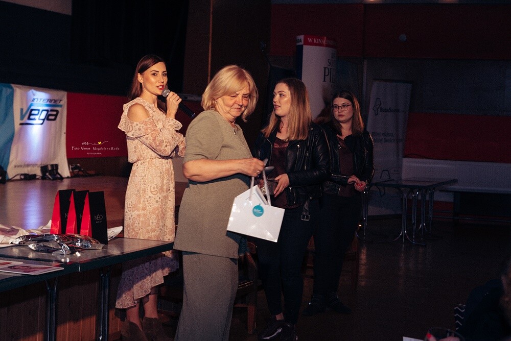 "Kino dla Kobiet", jak zawsze dostarczyło rudziankom wielu atrakcji. Po męczącym tygodniu pracy panie mogły się odprężyć i zrelaksować, zasięgnąć porad kosmetycznych i skosztować różnych smakołyków.

fot. Foto Venus Magdalena Ruda