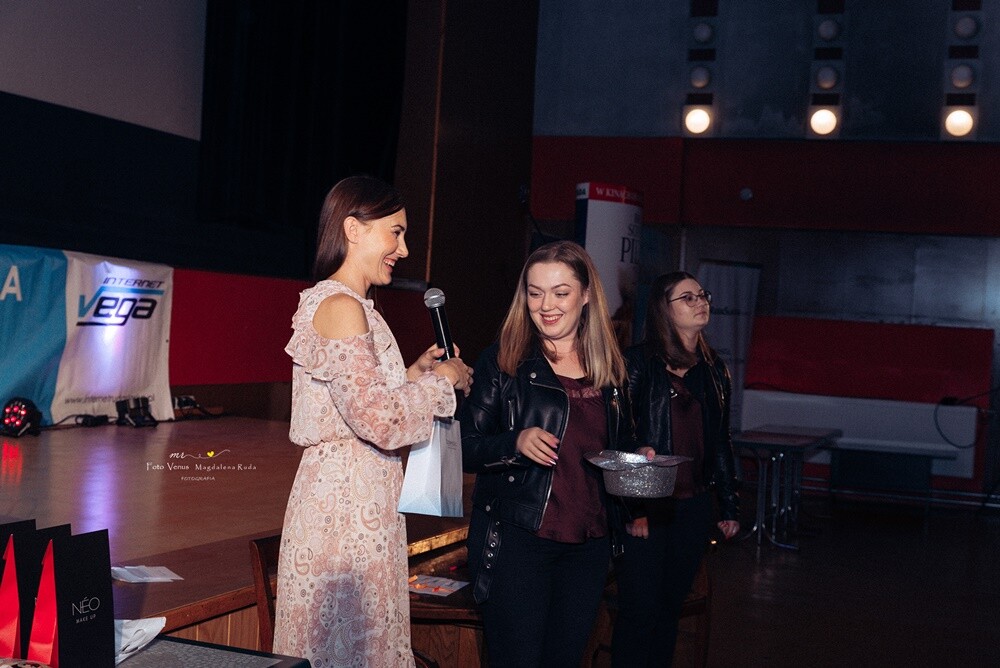 "Kino dla Kobiet", jak zawsze dostarczyło rudziankom wielu atrakcji. Po męczącym tygodniu pracy panie mogły się odprężyć i zrelaksować, zasięgnąć porad kosmetycznych i skosztować różnych smakołyków.

fot. Foto Venus Magdalena Ruda