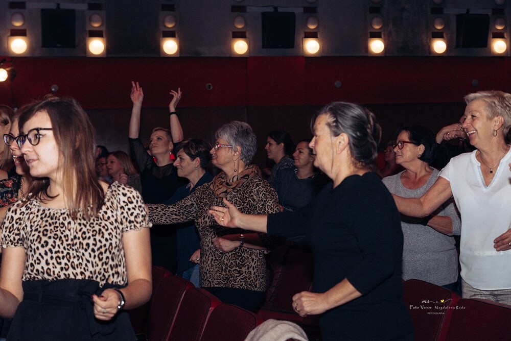 "Kino dla Kobiet", jak zawsze dostarczyło rudziankom wielu atrakcji. Po męczącym tygodniu pracy panie mogły się odprężyć i zrelaksować, zasięgnąć porad kosmetycznych i skosztować różnych smakołyków.

fot. Foto Venus Magdalena Ruda