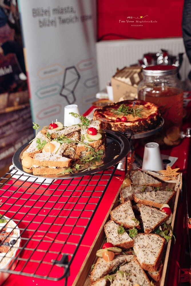 "Kino dla Kobiet", jak zawsze dostarczyło rudziankom wielu atrakcji. Po męczącym tygodniu pracy panie mogły się odprężyć i zrelaksować, zasięgnąć porad kosmetycznych i skosztować różnych smakołyków.

fot. Foto Venus Magdalena Ruda