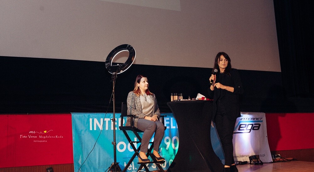 "Kino dla Kobiet", jak zawsze dostarczyło rudziankom wielu atrakcji. Po męczącym tygodniu pracy panie mogły się odprężyć i zrelaksować, zasięgnąć porad kosmetycznych i skosztować różnych smakołyków.

fot. Foto Venus Magdalena Ruda