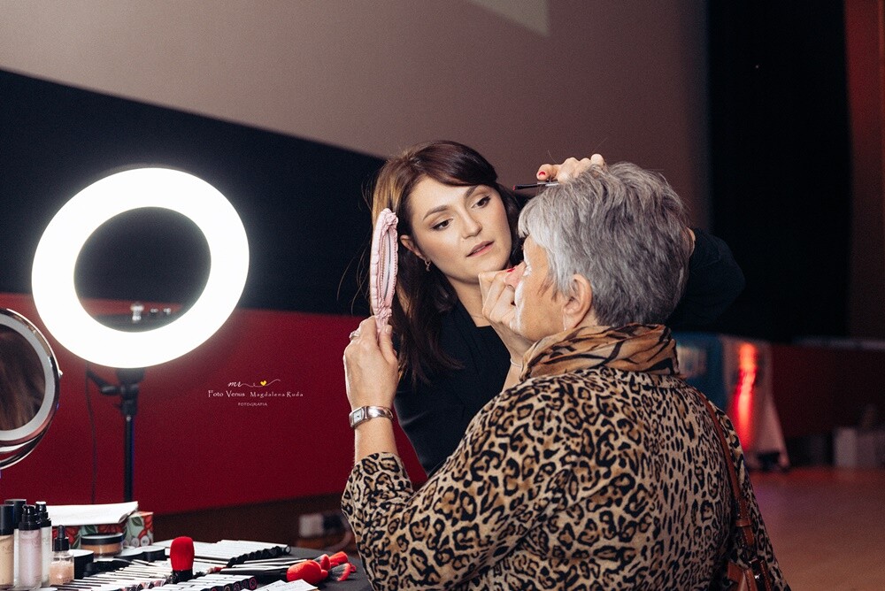 "Kino dla Kobiet", jak zawsze dostarczyło rudziankom wielu atrakcji. Po męczącym tygodniu pracy panie mogły się odprężyć i zrelaksować, zasięgnąć porad kosmetycznych i skosztować różnych smakołyków.

fot. Foto Venus Magdalena Ruda