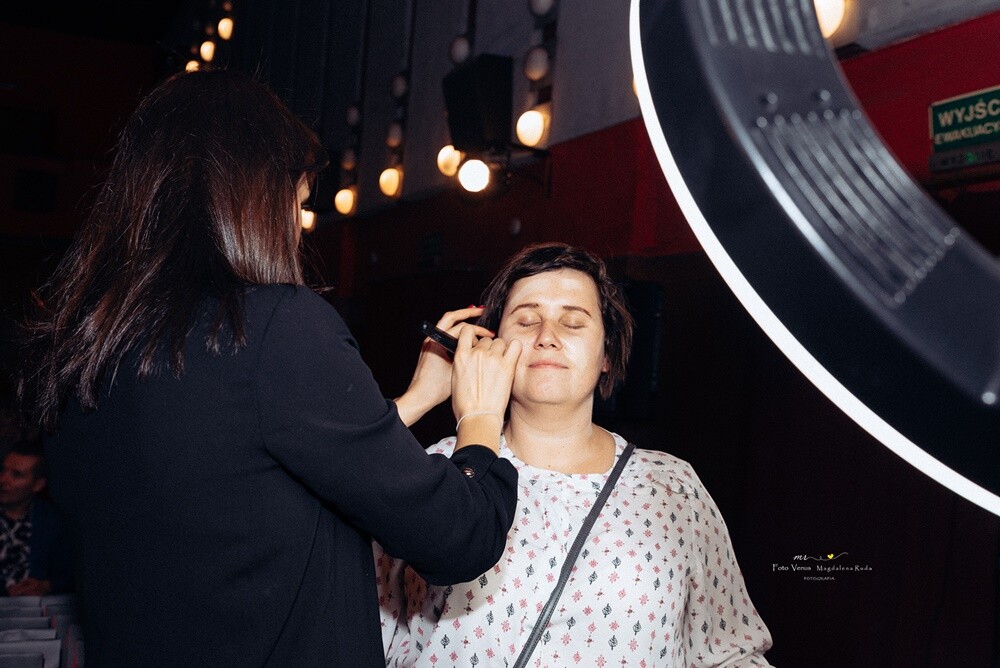 "Kino dla Kobiet", jak zawsze dostarczyło rudziankom wielu atrakcji. Po męczącym tygodniu pracy panie mogły się odprężyć i zrelaksować, zasięgnąć porad kosmetycznych i skosztować różnych smakołyków.

fot. Foto Venus Magdalena Ruda