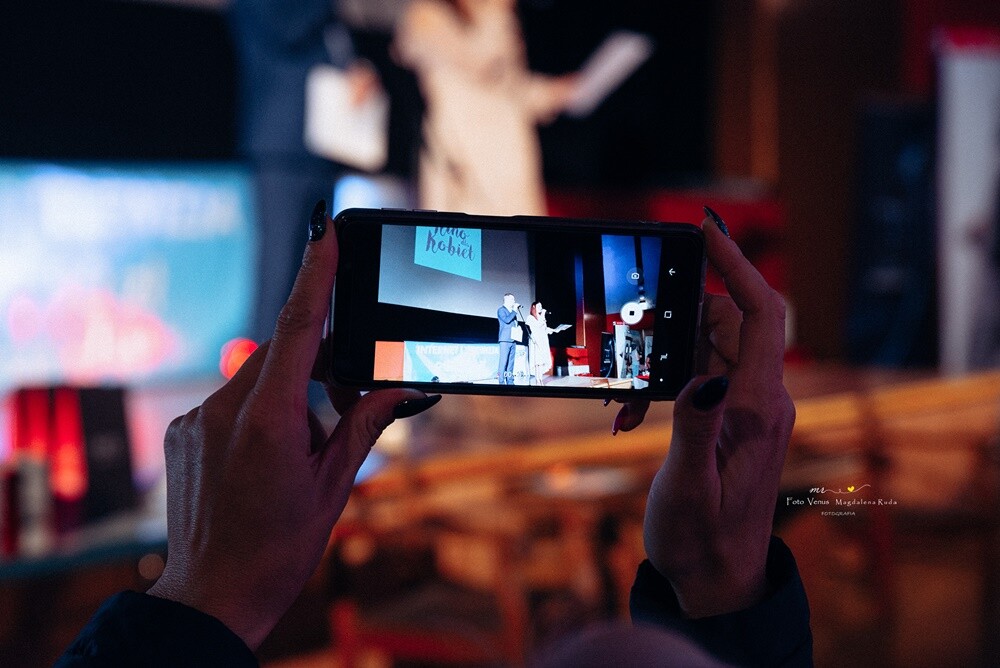 "Kino dla Kobiet", jak zawsze dostarczyło rudziankom wielu atrakcji. Po męczącym tygodniu pracy panie mogły się odprężyć i zrelaksować, zasięgnąć porad kosmetycznych i skosztować różnych smakołyków.

fot. Foto Venus Magdalena Ruda