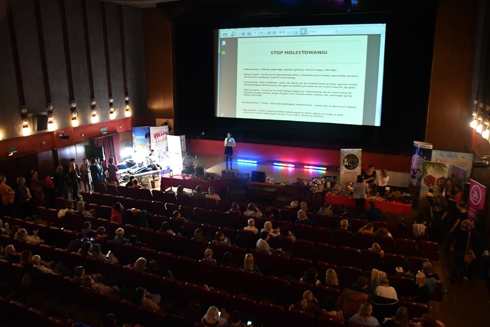 W piątek, 7 października, w Kinie Patria odbyło się pierwsze po przerwie spotkanie z cyklu "Kino dla Kobiet". Na rudzianki, jak zwykle czekało wiele atrakcji!

fot. Jacek Knapik