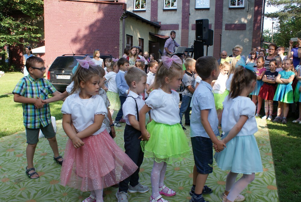 W ogrodzie Miejskiego Przedszkola nr 14 odbył się festyn rodzinny pod hasłem: "Rodzinnie - zdrowo na sportowo, kocham – rozmawiam".