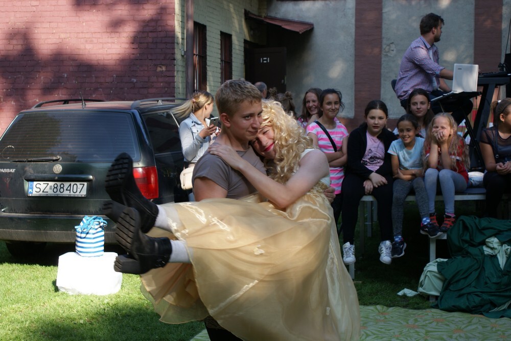 W ogrodzie Miejskiego Przedszkola nr 14 odbył się festyn rodzinny pod hasłem: "Rodzinnie - zdrowo na sportowo, kocham – rozmawiam".