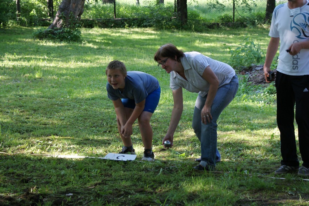 W ogrodzie Miejskiego Przedszkola nr 14 odbył się festyn rodzinny pod hasłem: "Rodzinnie - zdrowo na sportowo, kocham – rozmawiam".