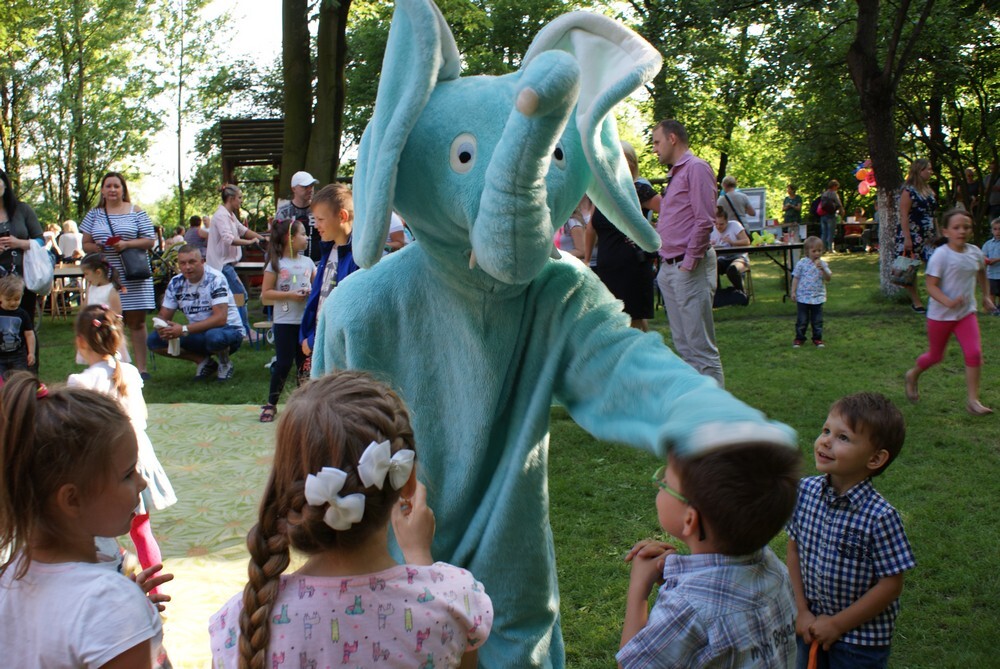 W ogrodzie Miejskiego Przedszkola nr 14 odbył się festyn rodzinny pod hasłem: "Rodzinnie - zdrowo na sportowo, kocham – rozmawiam".