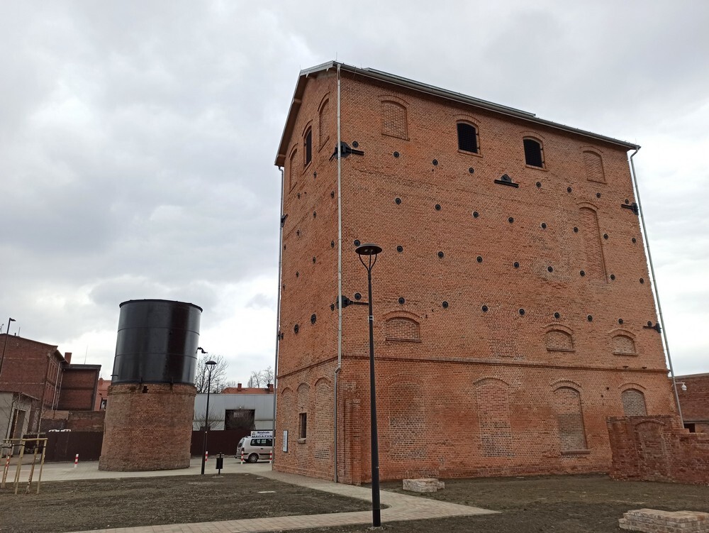 Teren po dawnej koksowni Orzegów w Rudzie Śląskiej zyskał drugie życie. Został oczyszczony z niebezpiecznych substancji, a cały obszar dawnego zakładu zaadaptowano na park z licznymi atrakcjami, m.in. tarasem widokowym, górką saneczkową, placami zabaw czy ścieżką dydaktyczną.