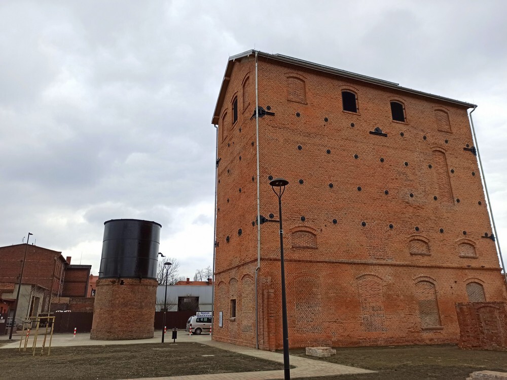 Teren po dawnej koksowni Orzegów w Rudzie Śląskiej zyskał drugie życie. Został oczyszczony z niebezpiecznych substancji, a cały obszar dawnego zakładu zaadaptowano na park z licznymi atrakcjami, m.in. tarasem widokowym, górką saneczkową, placami zabaw czy ścieżką dydaktyczną.
