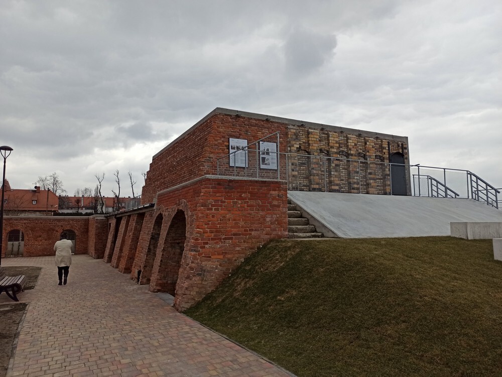 Teren po dawnej koksowni Orzegów w Rudzie Śląskiej zyskał drugie życie. Został oczyszczony z niebezpiecznych substancji, a cały obszar dawnego zakładu zaadaptowano na park z licznymi atrakcjami, m.in. tarasem widokowym, górką saneczkową, placami zabaw czy ścieżką dydaktyczną.