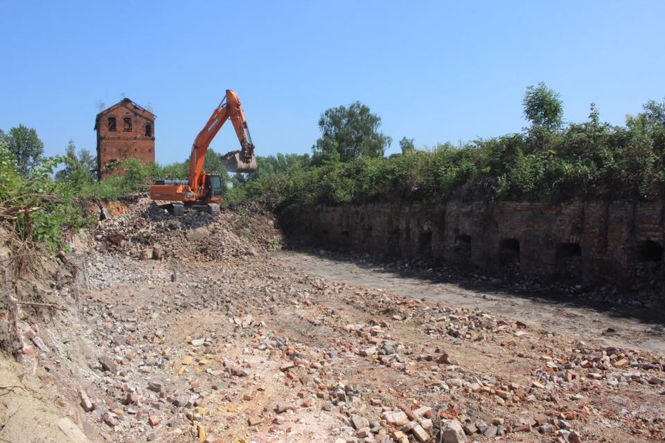 Na terenie dawnej koksowni w Orzegowie trwają prace, które przywrócą pięciohekratową działkę do użytku mieszkańców. Teren zostanie przede wszystkim oczyszczony. Do tej pory wywieziono z niego już 11 tysięcy ton odpadów!