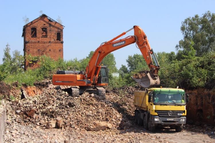 Na terenie dawnej koksowni w Orzegowie trwają prace, które przywrócą pięciohekratową działkę do użytku mieszkańców. Teren zostanie przede wszystkim oczyszczony. Do tej pory wywieziono z niego już 11 tysięcy ton odpadów!