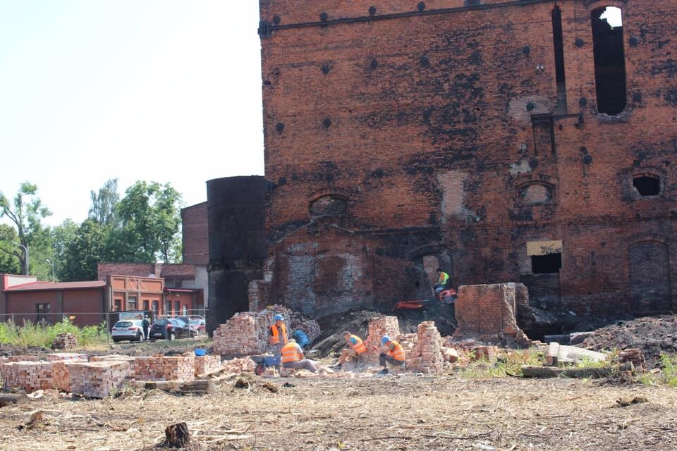 Na terenie dawnej koksowni w Orzegowie trwają prace, które przywrócą pięciohekratową działkę do użytku mieszkańców. Teren zostanie przede wszystkim oczyszczony. Do tej pory wywieziono z niego już 11 tysięcy ton odpadów!