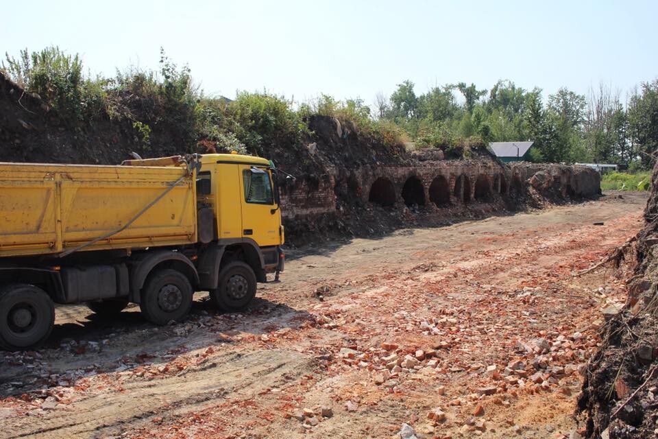 Na terenie dawnej koksowni w Orzegowie trwają prace, które przywrócą pięciohekratową działkę do użytku mieszkańców. Teren zostanie przede wszystkim oczyszczony. Do tej pory wywieziono z niego już 11 tysięcy ton odpadów!