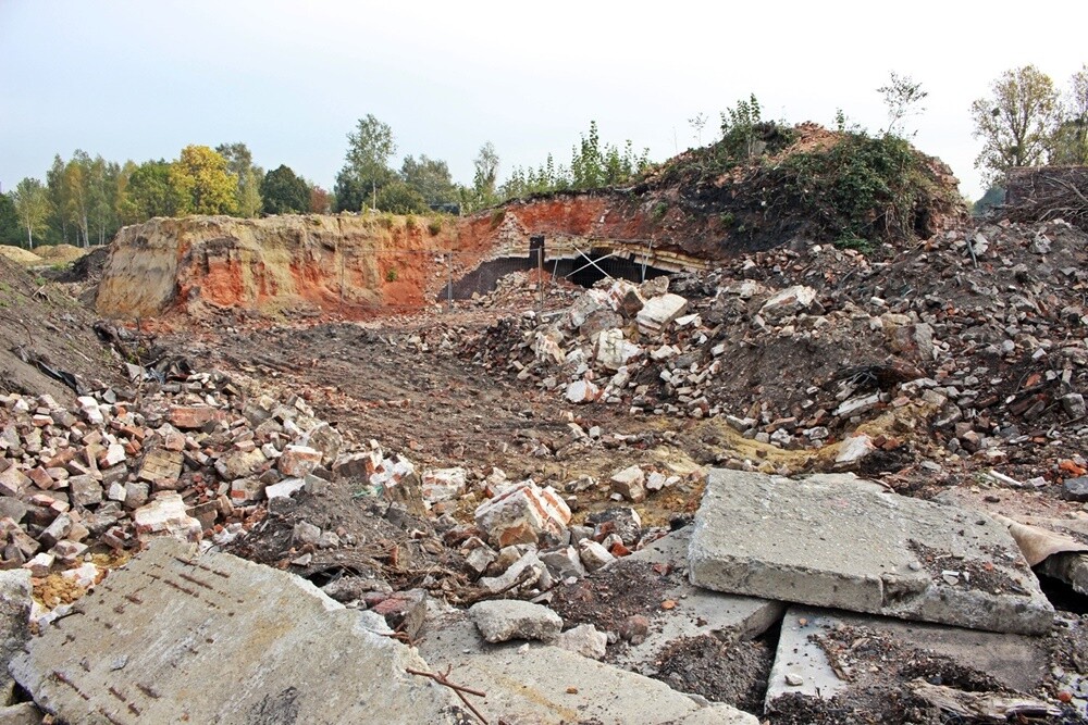 Prace nad rekultywacją terenu dawnej koksowni w Orzegowie idą pełną parą. Gotowy jest już tzw. trenchmix, czyli szczelna bariera w ziemi, która powstrzyma przemieszczanie się zanieczyszczeń.