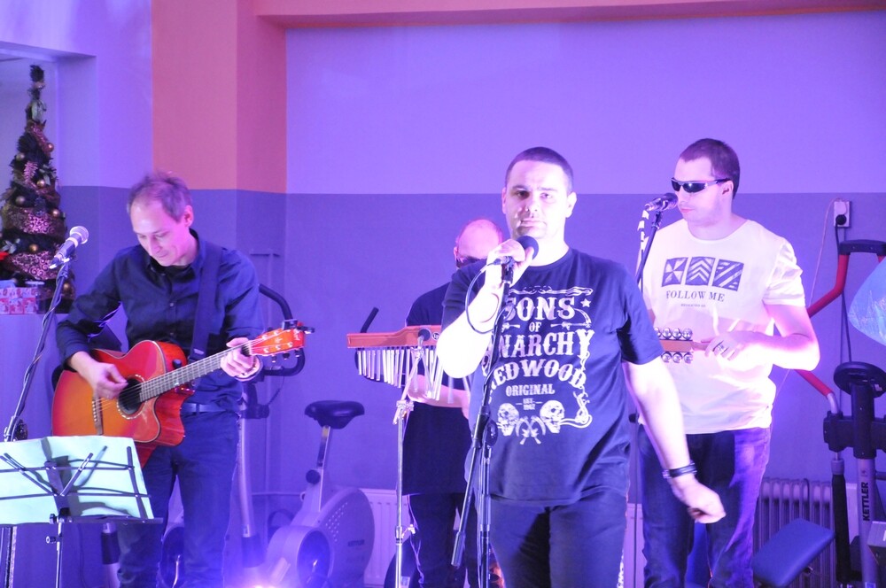 Kolędowali aż miło! Ośrodek dla Dzieci Niepełnosprawnych w Bykowinie zaprosił świętochłowicki zespół Tolerancja.