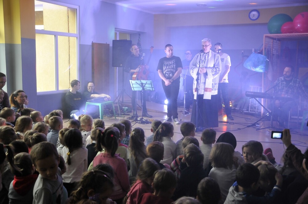 Kolędowali aż miło! Ośrodek dla Dzieci Niepełnosprawnych w Bykowinie zaprosił świętochłowicki zespół Tolerancja.