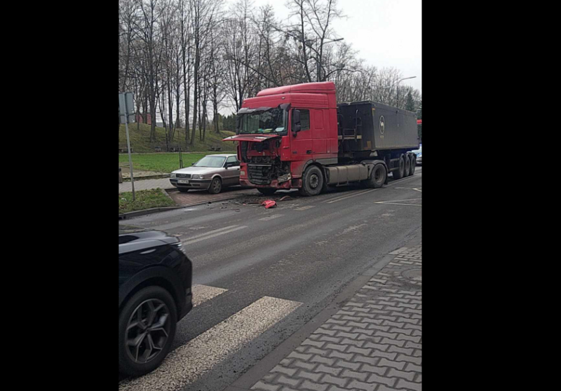 Kolizja na ul. Piastowskiej w Rudzie. Kierowca TIRa najechał na samochód dostawczy