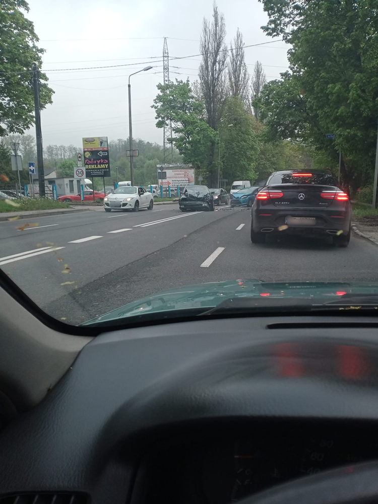 W środę, 19 maja, w godzinach porannych przed przejazdem kolejowym w Rudzie Śląskiej doszło do kolizji. Występują utrudnienia w ruchu. 