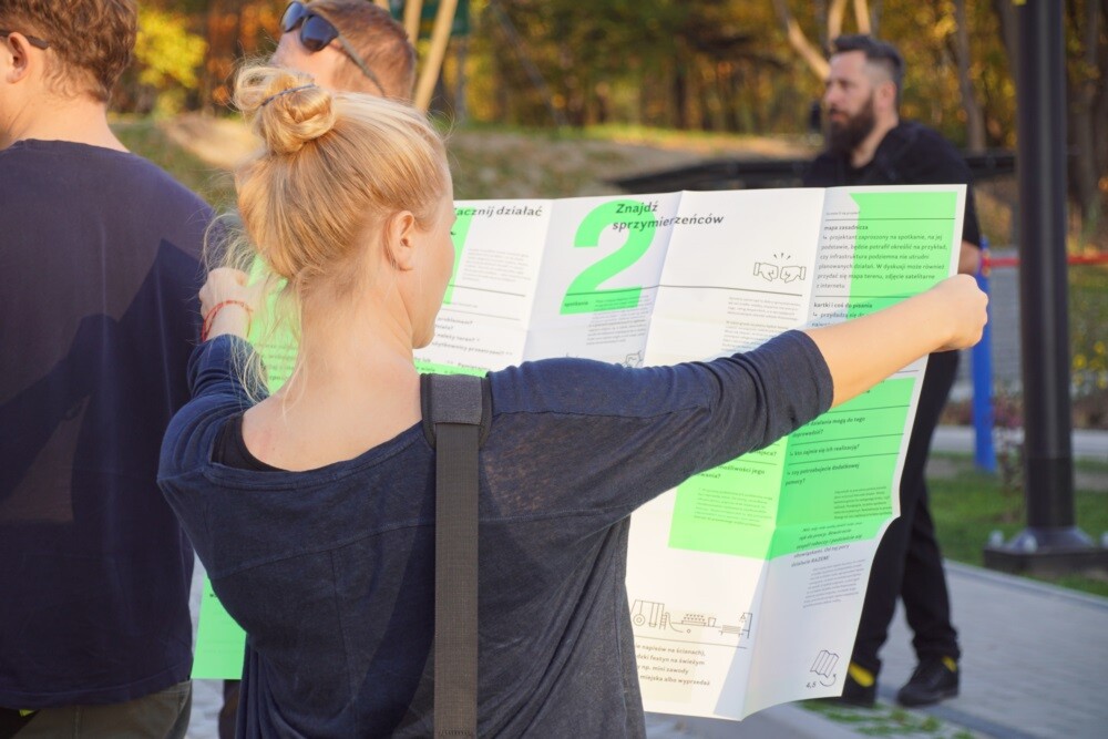 Na zrewitalizowanym podwórku przy ulicach Tuwima - Sienkiewicza - Odrodzenia odbyła się dziś premiera przewodnika „Kolorowe podwórka. Mikro-rewitalizacja krok po kroku”, który wydany został przez Regionalny Instytut Kultury w Katowicach, Zamek Cieszyn oraz Biuro ds. Planowania Przestrzennego Urzędu Marszałkowskiego Województwa Śląskiego.