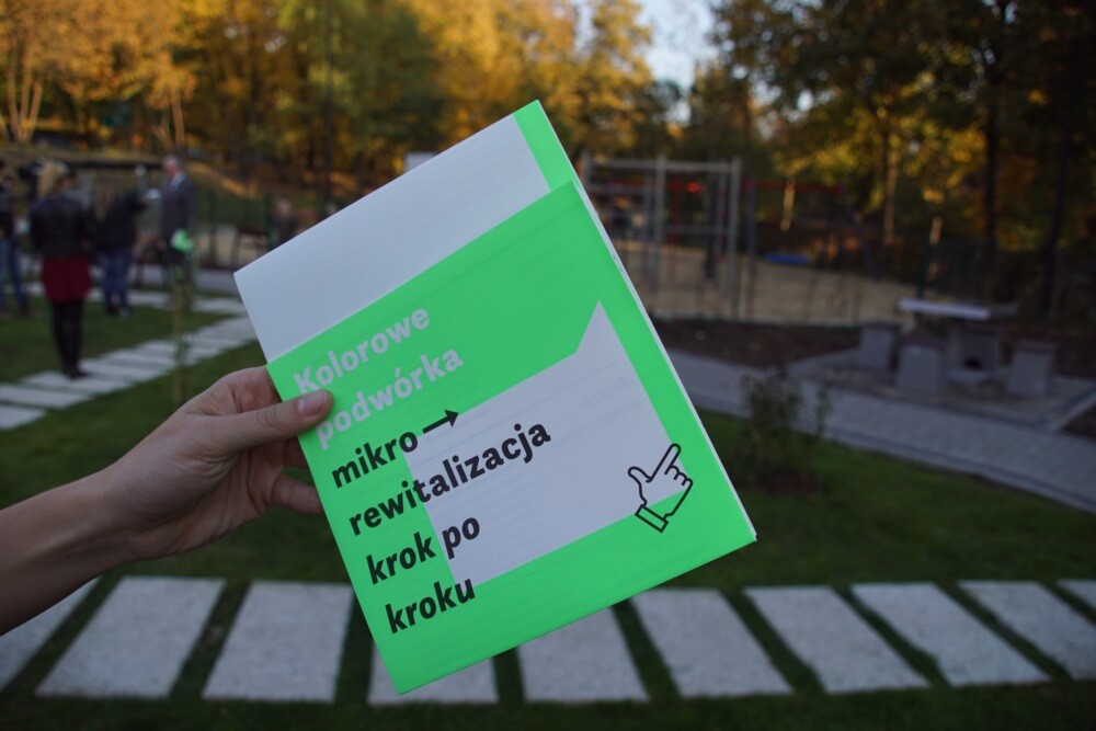 Na zrewitalizowanym podwórku przy ulicach Tuwima - Sienkiewicza - Odrodzenia odbyła się dziś premiera przewodnika „Kolorowe podwórka. Mikro-rewitalizacja krok po kroku”, który wydany został przez Regionalny Instytut Kultury w Katowicach, Zamek Cieszyn oraz Biuro ds. Planowania Przestrzennego Urzędu Marszałkowskiego Województwa Śląskiego.