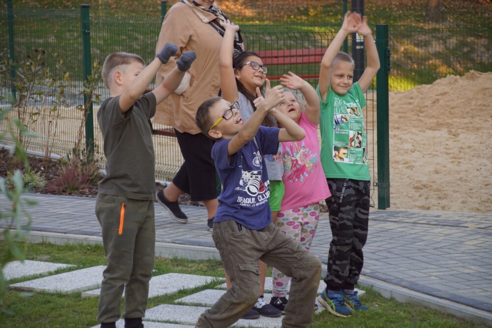 Na zrewitalizowanym podwórku przy ulicach Tuwima - Sienkiewicza - Odrodzenia odbyła się dziś premiera przewodnika „Kolorowe podwórka. Mikro-rewitalizacja krok po kroku”, który wydany został przez Regionalny Instytut Kultury w Katowicach, Zamek Cieszyn oraz Biuro ds. Planowania Przestrzennego Urzędu Marszałkowskiego Województwa Śląskiego.