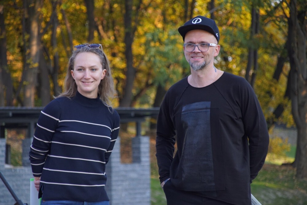 Na zrewitalizowanym podwórku przy ulicach Tuwima - Sienkiewicza - Odrodzenia odbyła się dziś premiera przewodnika „Kolorowe podwórka. Mikro-rewitalizacja krok po kroku”, który wydany został przez Regionalny Instytut Kultury w Katowicach, Zamek Cieszyn oraz Biuro ds. Planowania Przestrzennego Urzędu Marszałkowskiego Województwa Śląskiego.