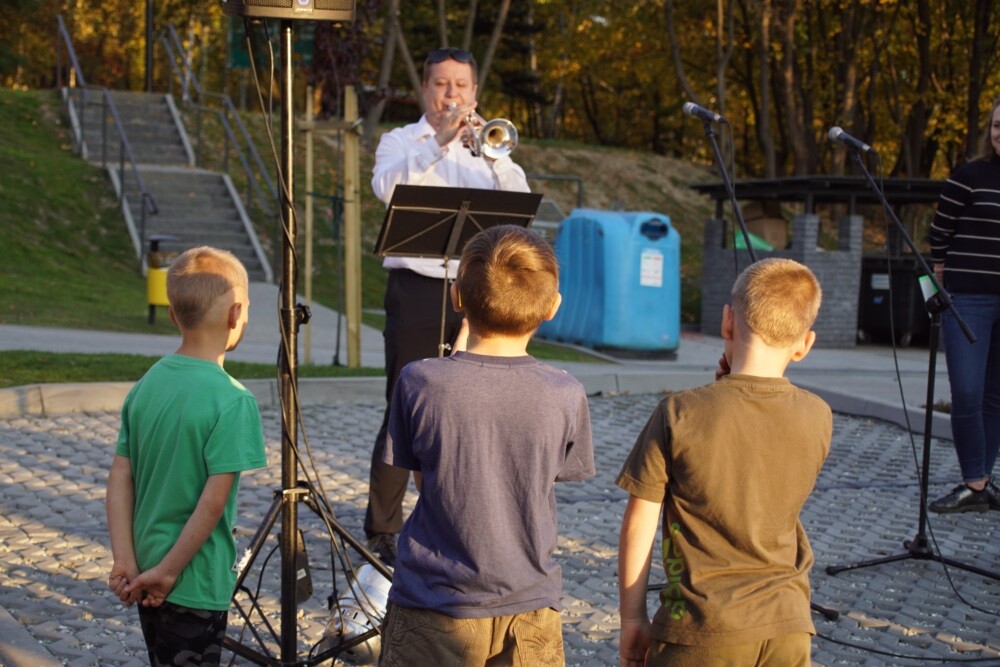 Na zrewitalizowanym podwórku przy ulicach Tuwima - Sienkiewicza - Odrodzenia odbyła się dziś premiera przewodnika „Kolorowe podwórka. Mikro-rewitalizacja krok po kroku”, który wydany został przez Regionalny Instytut Kultury w Katowicach, Zamek Cieszyn oraz Biuro ds. Planowania Przestrzennego Urzędu Marszałkowskiego Województwa Śląskiego.