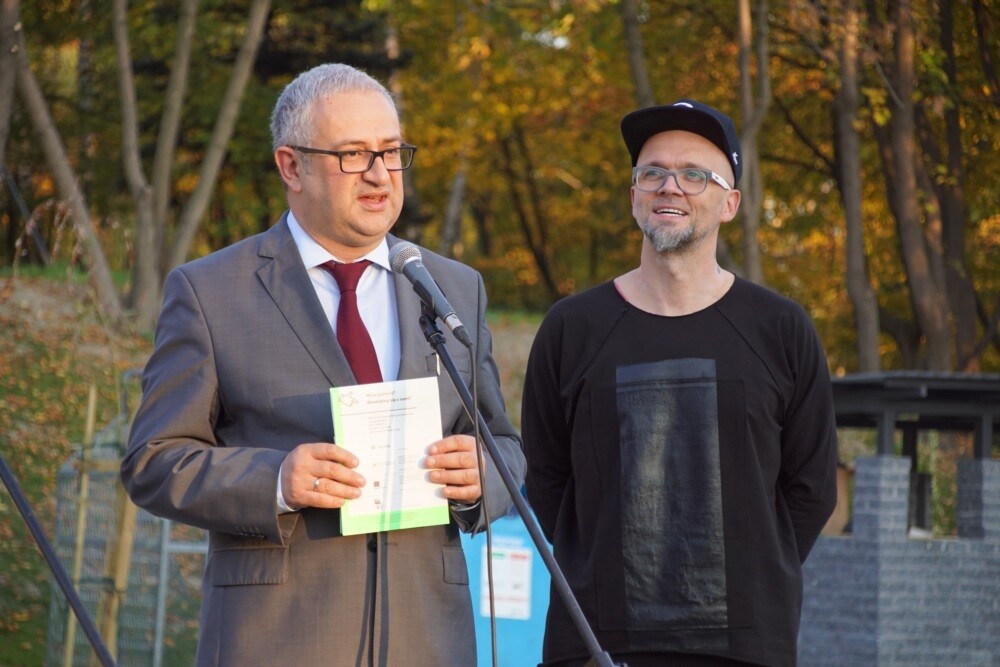 Na zrewitalizowanym podwórku przy ulicach Tuwima - Sienkiewicza - Odrodzenia odbyła się dziś premiera przewodnika „Kolorowe podwórka. Mikro-rewitalizacja krok po kroku”, który wydany został przez Regionalny Instytut Kultury w Katowicach, Zamek Cieszyn oraz Biuro ds. Planowania Przestrzennego Urzędu Marszałkowskiego Województwa Śląskiego.