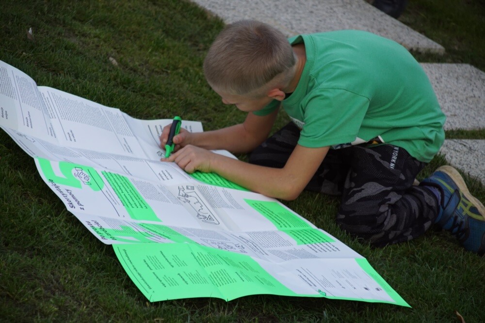 Na zrewitalizowanym podwórku przy ulicach Tuwima - Sienkiewicza - Odrodzenia odbyła się dziś premiera przewodnika „Kolorowe podwórka. Mikro-rewitalizacja krok po kroku”, który wydany został przez Regionalny Instytut Kultury w Katowicach, Zamek Cieszyn oraz Biuro ds. Planowania Przestrzennego Urzędu Marszałkowskiego Województwa Śląskiego.