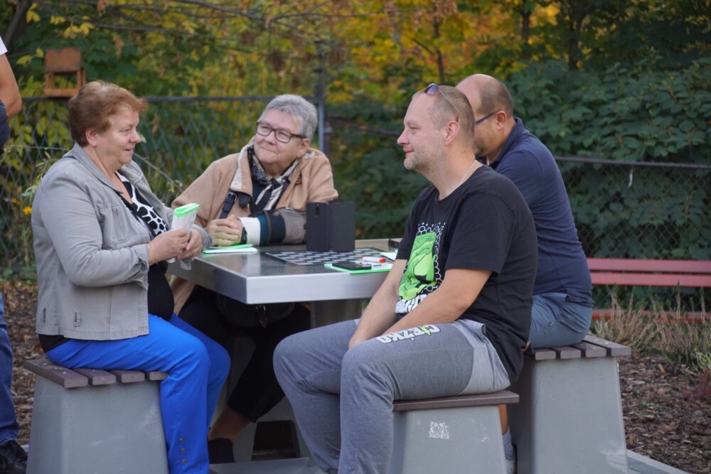 Na zrewitalizowanym podwórku przy ulicach Tuwima - Sienkiewicza - Odrodzenia odbyła się dziś premiera przewodnika „Kolorowe podwórka. Mikro-rewitalizacja krok po kroku”, który wydany został przez Regionalny Instytut Kultury w Katowicach, Zamek Cieszyn oraz Biuro ds. Planowania Przestrzennego Urzędu Marszałkowskiego Województwa Śląskiego.