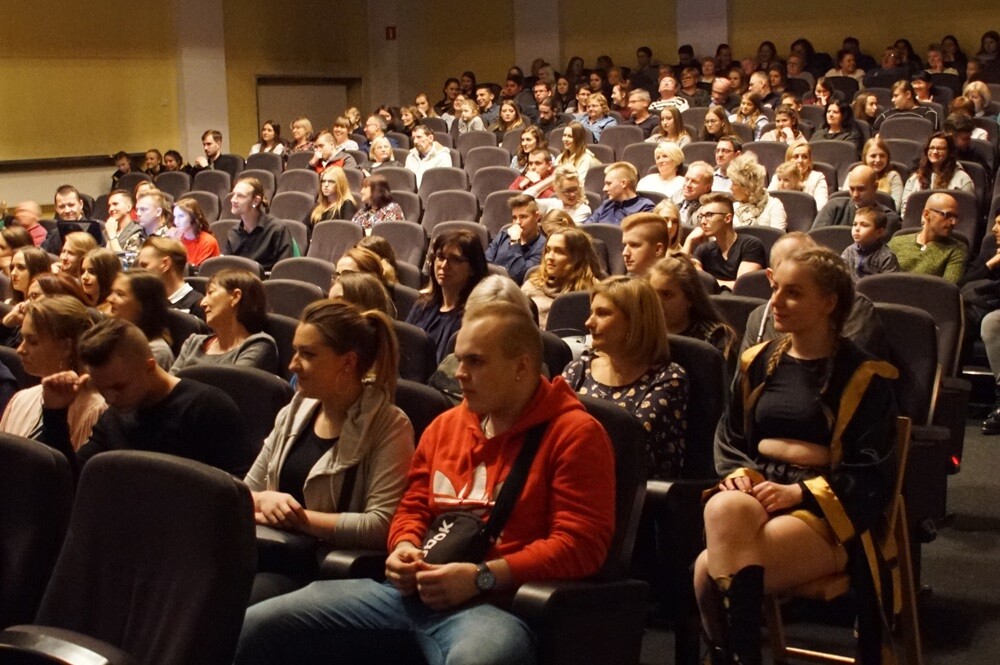 Wczoraj w Miejskim Centrum Kultury im. Henryka Bisty odbył się "Charytatywny koncert dla Dawida" - ucznia I Liceum Ogólnokształcącego im. Adama Mickiewicza, który w wakacje uległ poważnemu wypadkowi.