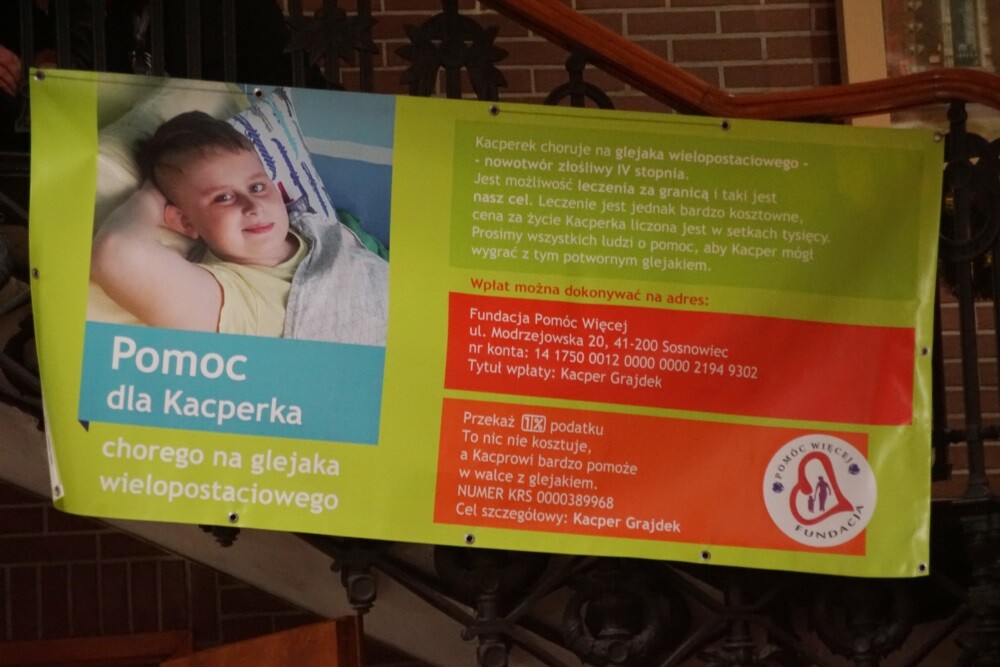 Wczoraj w Miejskim Centrum Kultury im. Henryka Bisty odbył się koncert charytatywny dla Kacperka. Kolejny raz rudzianie zmobilizowali się, by wesprzeć dzielnego 9-latka. Tym razem koncert zorganizowała Szkoła Podstawowa nr 16, w której uczy się chłopiec.