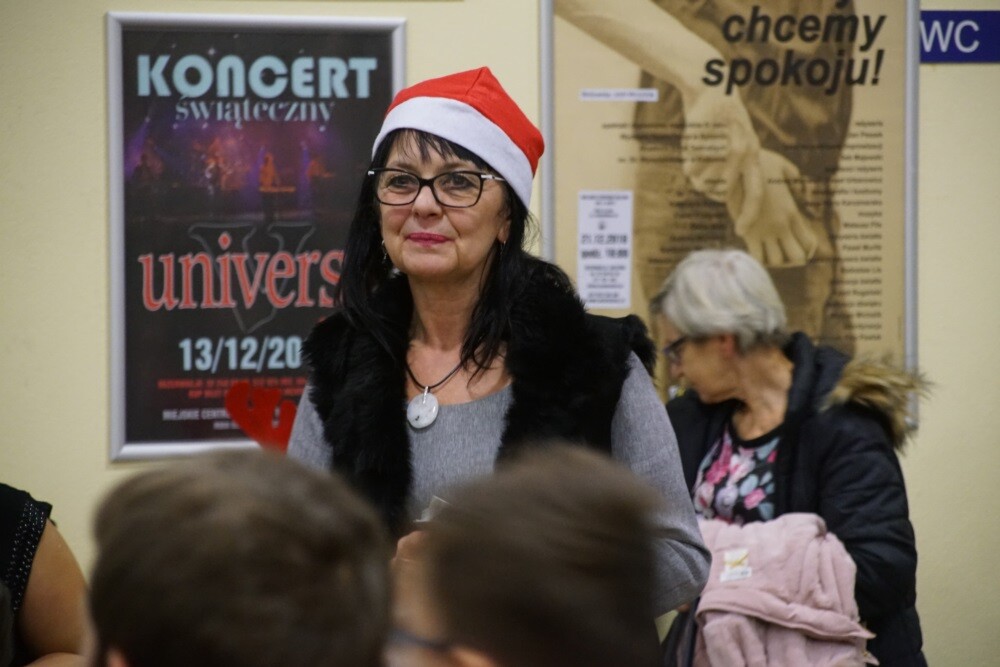 Wczoraj w Miejskim Centrum Kultury im. Henryka Bisty odbył się koncert charytatywny dla Kacperka. Kolejny raz rudzianie zmobilizowali się, by wesprzeć dzielnego 9-latka. Tym razem koncert zorganizowała Szkoła Podstawowa nr 16, w której uczy się chłopiec.