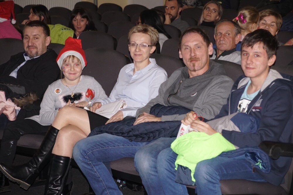 Wczoraj w Miejskim Centrum Kultury im. Henryka Bisty odbył się koncert charytatywny dla Kacperka. Kolejny raz rudzianie zmobilizowali się, by wesprzeć dzielnego 9-latka. Tym razem koncert zorganizowała Szkoła Podstawowa nr 16, w której uczy się chłopiec.